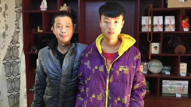 Wang Zeyu (vedette de la télé réalité chinoise) et son père à Qingdao. [RTS - DONG Cao]