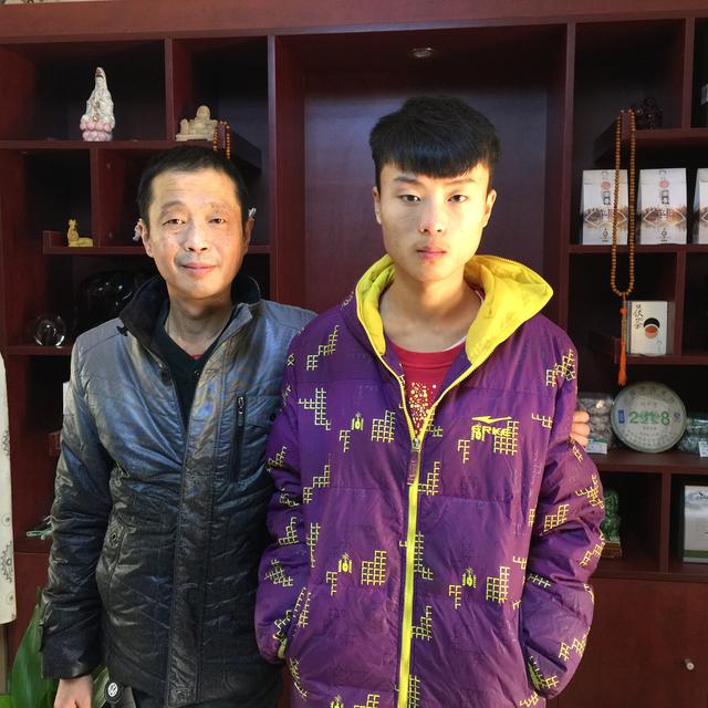 Wang Zeyu (vedette de la télé réalité chinoise) et son père à Qingdao. [RTS - DONG Cao]