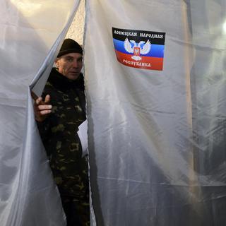 Un militant pro-russe en train de voter. [AFP - Alexander Khudoteply]