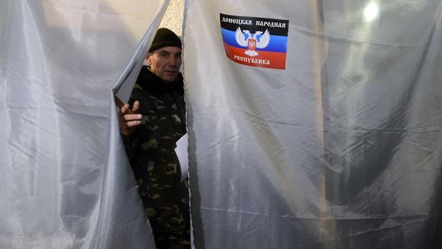 Un militant pro-russe en train de voter. [AFP - Alexander Khudoteply]