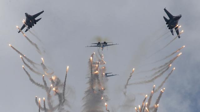 Les "Russian Knights" en pleine démonstration à Saint-Pétersbourg l'été dernier. [Dmitry Lovetsky]