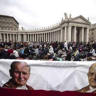Jean Paul II et Jean XXIII ont été canonisés devant des milliers de personnes sur la Place St-Pierre. [EPA/Keystone - Angelo Carconi]