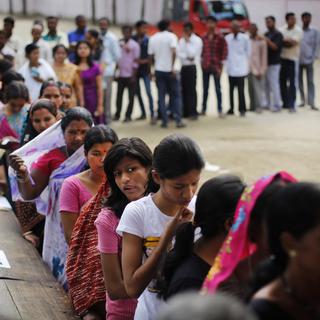 Des électrices et électeurs font la queue au bureau de vote de Dibrugarh, dans le nord-est de l'Inde. [AP Photo - Altaf Qadri]