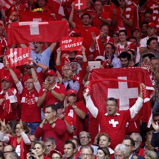 Des supporters suisses lors de la finale de Coupe Davis. [Yoan Valat - EPA]