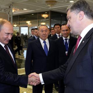 Vladimir Poutine et Petro Porochenko ont échangé une poignée de mains à Minsk. [Sergeï Bondarenko]
