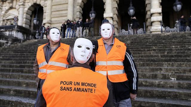 Des manifestants masqués étaient présents mercredi à Rome devant la Cour de cassation. [RICCARDO ANTIMIANI]