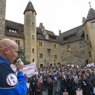 Près de 500 fonctionnaires étaient réunis dans la cour du château de Neuchâtel pour protester contre la politique salariale. [Jean-Christophe Bott]