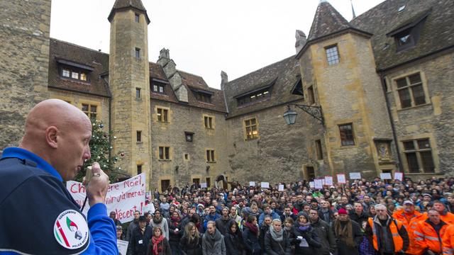 Près de 500 fonctionnaires étaient réunis dans la cour du château de Neuchâtel pour protester contre la politique salariale. [Jean-Christophe Bott]