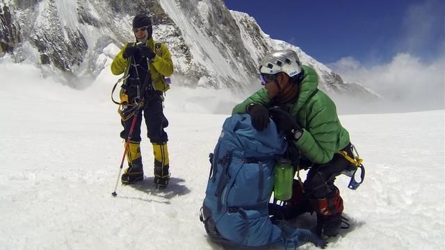 Les sherpas sont dotés d’avantages physiologiques qui les aident à supporter l’effort physique à très haute altitude. [Pasang Geljen Sherpa - AP Photo]