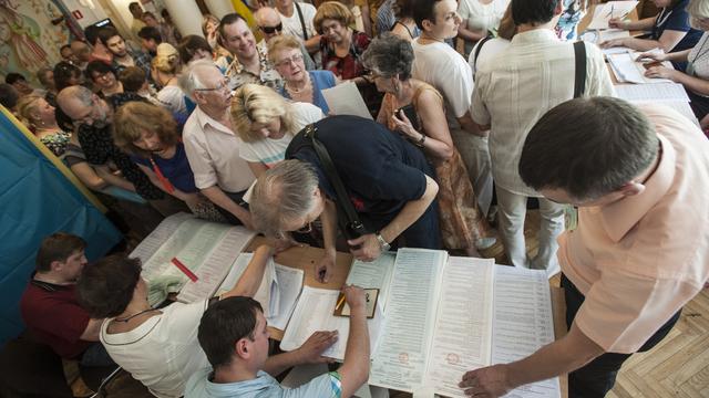 Les Ukrainiens étaient nombreux à voter ce dimanche. [Evgeniy Maloletka - AP Photo]