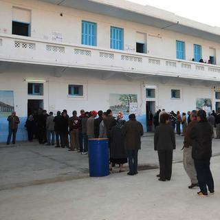 File d'attente devant un bureau de vote à Tunis. [AP Photo/Keystone - Mohamed Wertani]