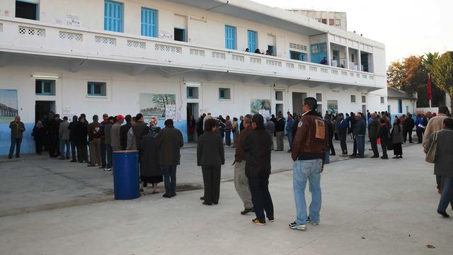 File d'attente devant un bureau de vote à Tunis. [AP Photo/Keystone - Mohamed Wertani]