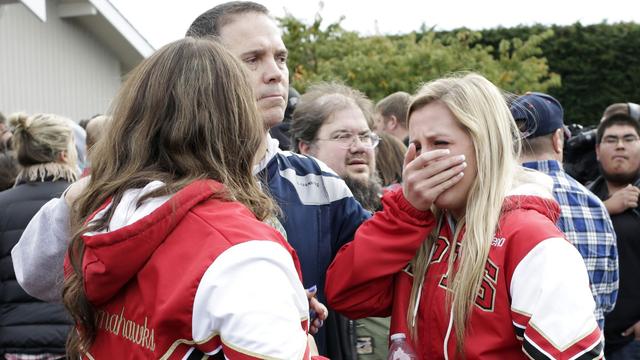 Les élèves et les familles se sont réunis à l'église de Marysville, le 24 octobre 2014. [Jason Redmond]