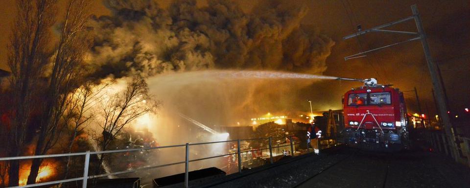 Les pompiers travaillent sur l'incendie à Ecublens. [Christian Brun]