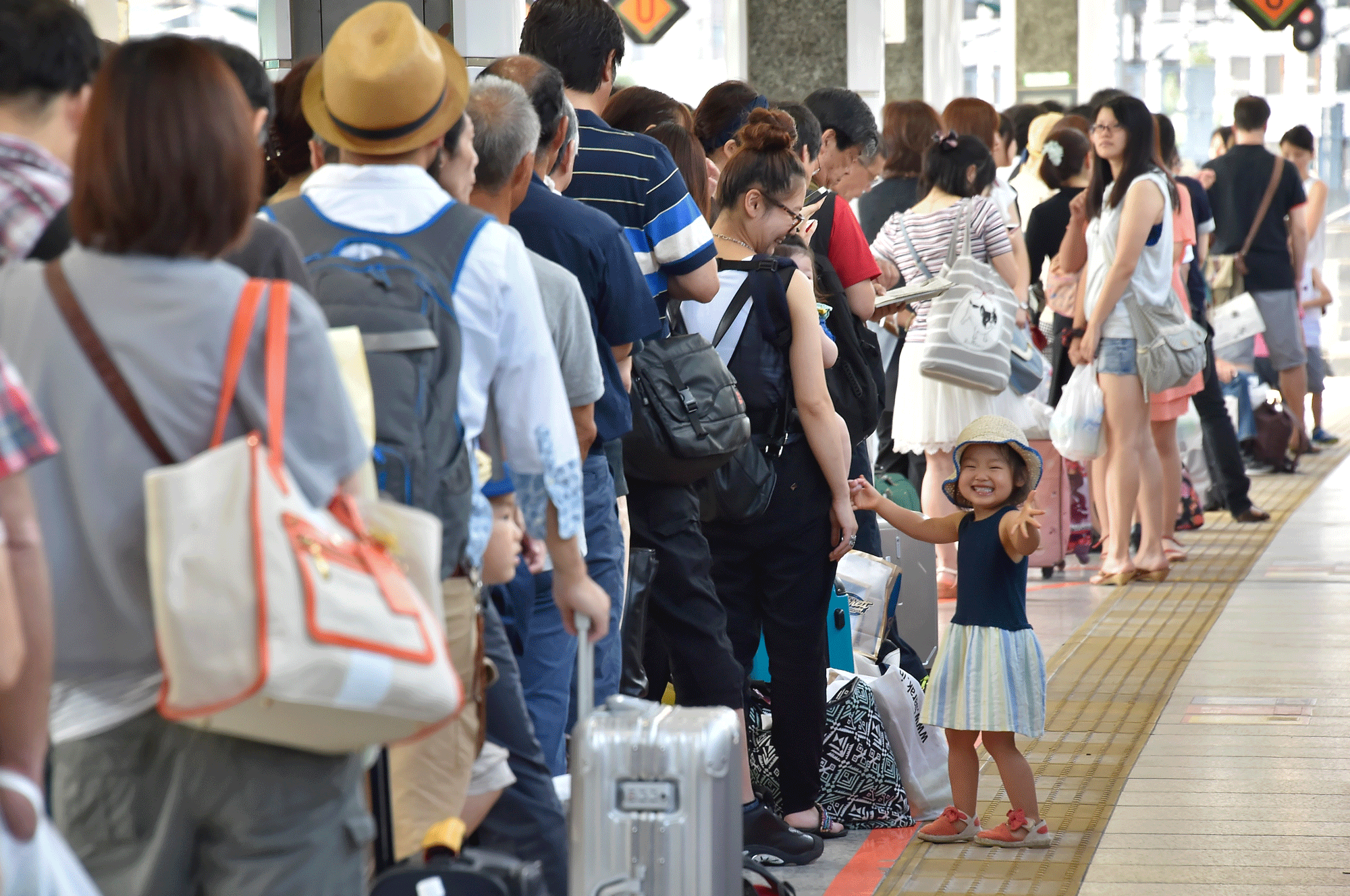 Des Japonais à la gare de Tokyo, qui retournent dans leur village célébrer le festival O-Bon. [AFP - Yomiuri Shimbun]