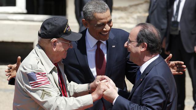 Barack Obama et François Hollande plaisantent avec un vétéran américain. [Regis Duvignau]