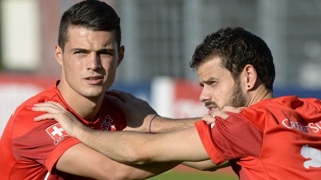 Xhaka (à g., ici avec Barnetta), veut chercher trois points à Maribor. [Steffen Schmidt]