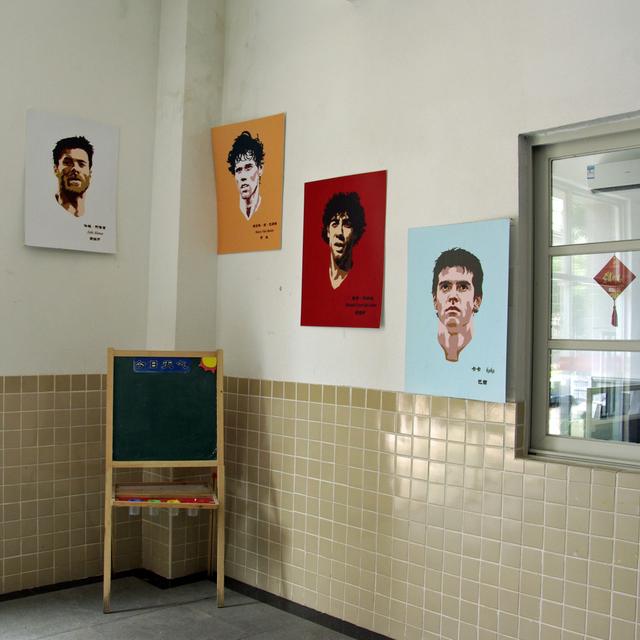 Des portraits de joueurs célèbres sont affichés contre les murs de l’école. [HUANG Yanning]