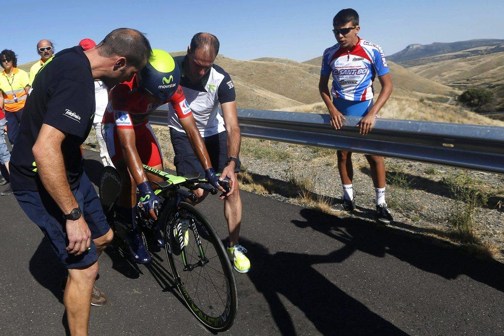 Nairo Quintana chute et voit ses espoirs de victoire finale s'envoler. [KEYSTONE - Antonio Porras]