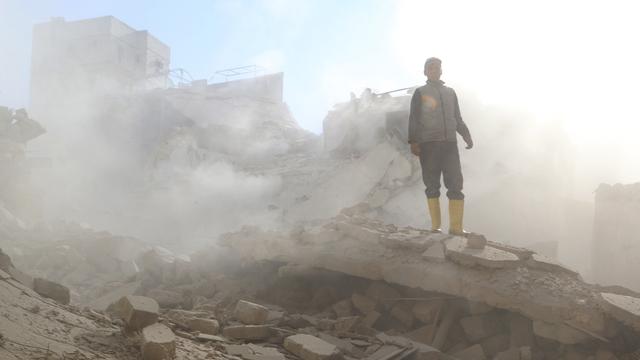 Un immeuble d'Alep détruit par des barils largués par hélicoptère, 30.09.2014. [Mahmoud Hebbo]