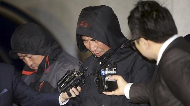 Le capitaine du ferry, ici au centre, avec à sa droite un membre de l'équipage également arrêté et poursuivi par la justice. [Yonhap]