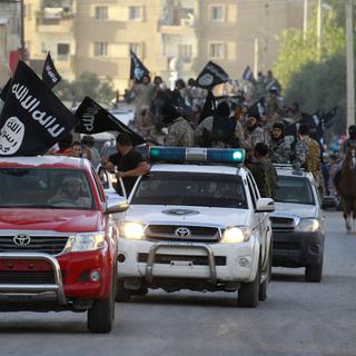 Des combattants du groupe Etat Islamique lors d'une parade en juillet dans la province de Raqqa en Syrie. [Stringer]