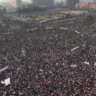 Des milliers de personnes sont rassemblées sur la place Tahrir, au Caire. [EPA/AMEL PAIN]