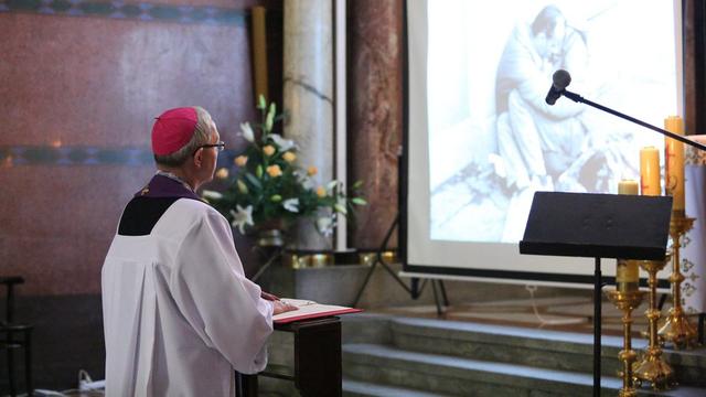 Une messe spéciale a eu lieu à Cracovie en excuse aux victimes d'abus sexuels dans l'Eglise. [EPA/Keystone - Stanilaw Rozpedzik]