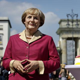 Une statue de cire de la chancelière Merkel a été installée devant la porte de Brandebourg à Berlin. [AP Photo/Michael Sohn]
