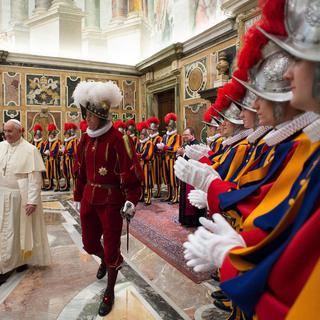 A l'occasion de leur fête annuelle, les gardes suisses ont été reçus pas le Pape François. [EPA/Osservatore Romano]