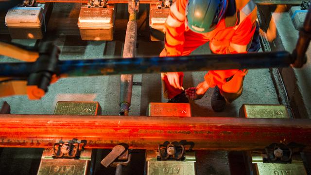 Les derniers rails du tunnel de base du Gothard, long de 57 kilomètres, ont été ancrés dans le béton vendredi. [Sigi Tischler]