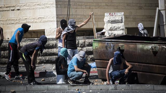 De jeunes Palestiniens s'opposant à la police israélienne dans un quartier palestinien de Jérusalem. [Tali Mayer/NurPhoto]