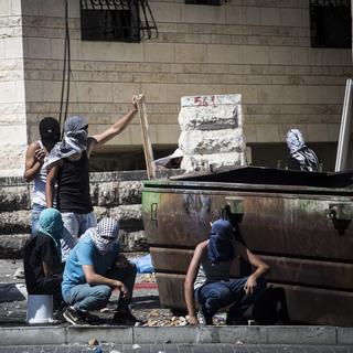 De jeunes Palestiniens s'opposant à la police israélienne dans un quartier palestinien de Jérusalem. [Tali Mayer/NurPhoto]