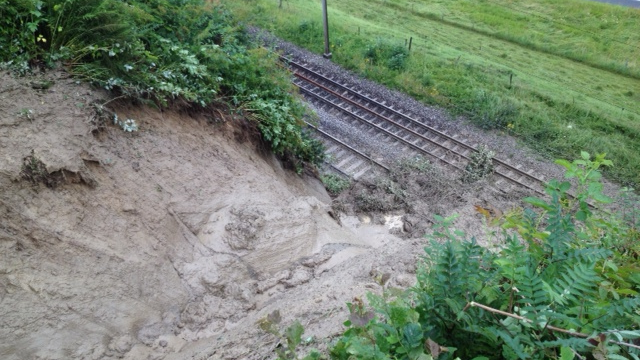 Un glissement de terrain a coupé la ligne entre Thörishaus Dorf (BE) et Flamatt (FR). [RTS - Noémie Guignard]