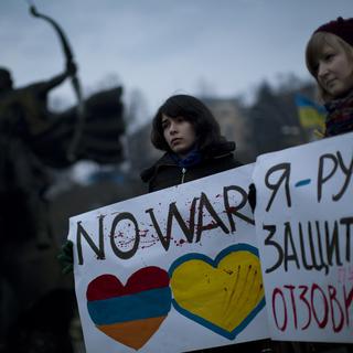 Des manifestants opposés à l'intervention militaire de la Russie en Crimée. [Emilio Morenatti - AP Photo]