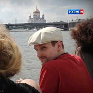"Tout, depuis la manière dont Edward Snowden a préparé sa fuite, son itinéraire, jusqu'à la façon dont il a abouti rapidement à Moscou conduit à s'interroger." [AP/Keystone - LifeNews via Rossia 24 TV channel]