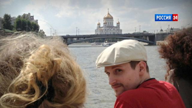 "Tout, depuis la manière dont Edward Snowden a préparé sa fuite, son itinéraire, jusqu'à la façon dont il a abouti rapidement à Moscou conduit à s'interroger." [AP/Keystone - LifeNews via Rossia 24 TV channel]