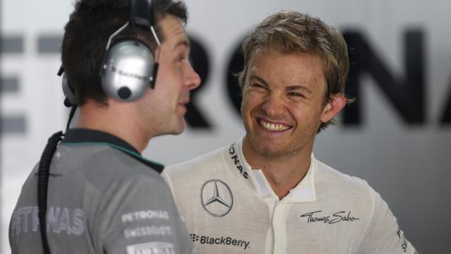 Une victoire à Melbourne, devant aux essais à Sepang: ça rigole pour Nico Rosberg (à droite) actuellement. [Edgar Su]