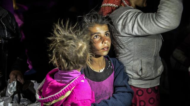 Une jeune Kurde de Syrie traverse la frontière turque, le 20 septembre 2014 à Sanliurfa (Turquie). [BULENT KILIC]