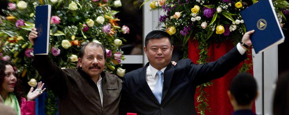 Le président du Nicaragua Daniel Ortega et l'homme d'affaires chinois Wang Jin lors de la signature de la concession de construction du canal le 14 juin 2013.