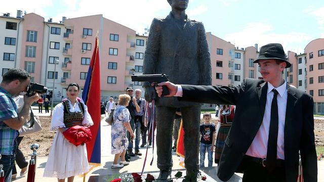 Une statue de Gavrilo Princip a été dévoilée dans l'est de Sarajevo et un acteur incarne l'assassin de l'archiduc d'Autriche, qui a fait basculer l'Europe dans la Première Guerre mondiale. La Bosnie est divisée sur le rôle de ce personnage... héros ou terroriste ? [EPA - Fehim Demir]