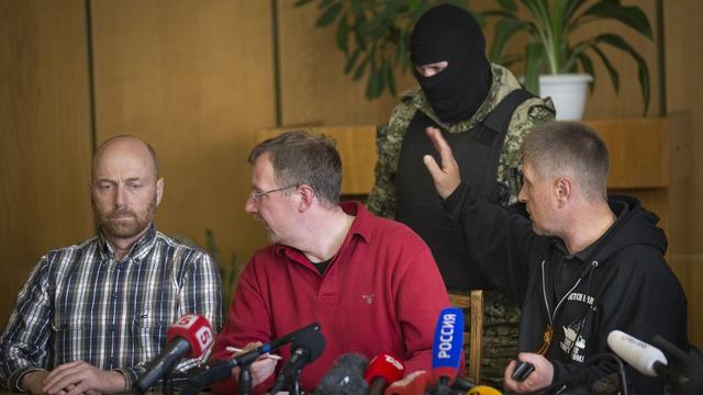 Le maire autoproclané de Slaviansk Viacheslav Ponomarev (à droite) présente les observateurs de l'OSCE à la presse. Au centre, le colonel allemand Axel Schneider. [AP/ALEXANDER ZEMLIANICHENKO]