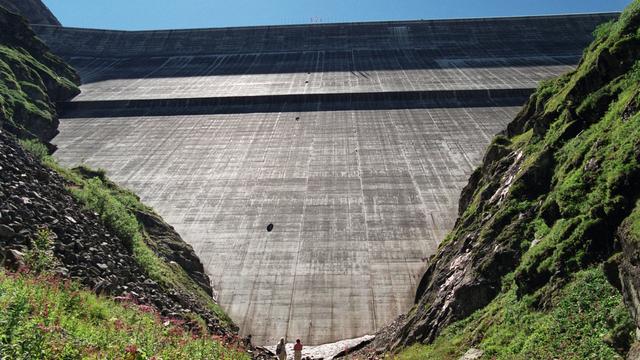 Le mur du barrage de la Grande-Dixence vu d'en-bas. [Andrée-Noëlle Pot]
