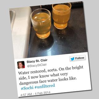 Tweet d'une journaliste de Chicago avec les verres remplis de l'eau dans son hôtel de Sotchi... [Twitter]