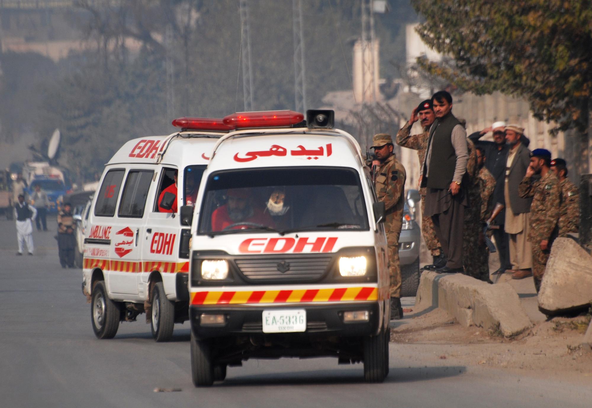 Des ambulances évacuent des blessés suite à l'attaque des talibans. [Khuram Parvez]