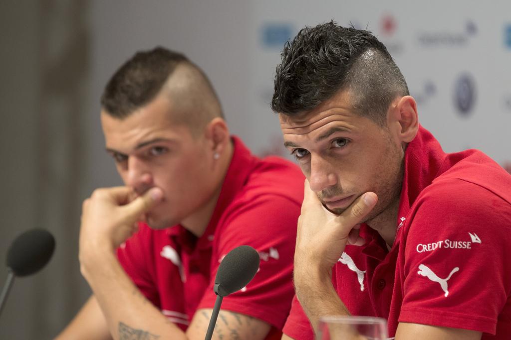 Xhaka et Dzemaili, le même maillot et... la même coupe de cheveux! [KEYSTONE - Klaunzer]