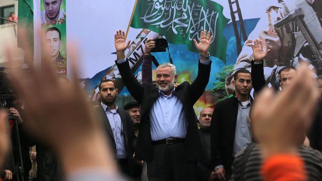 Commémoration du 27e anniversaire de la création du Hamas dans la bande de Gaza, en présence d'un des leaders du mouvement, Ismaël Haniyeh (centre). [EPA/MOHAMMED SABER]