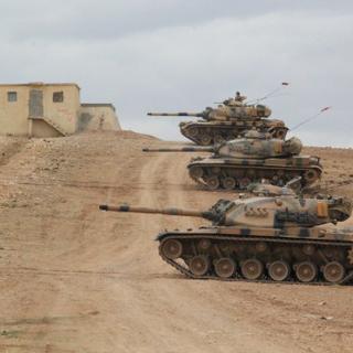 L'armée turque se mobilise près de la frontière avec la Syrie alors que les combattants de l'Etat islamique autoproclamé. [Mehmet Akif Parlak/Anadolu Agency]