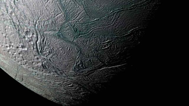 Image de la croûte de glace sur Encelade, une lune de Saturne, prise par le vaisseau Casini. [AP Photo/NASA]