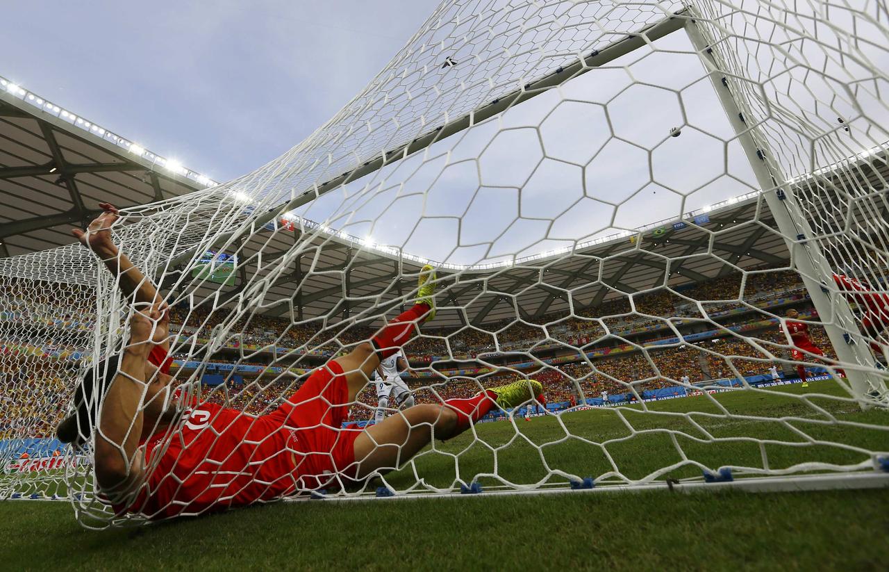 Rodriguez a réussi un sauvetage spectaculaire à la 52e. [REUTERS - M.Dalder]